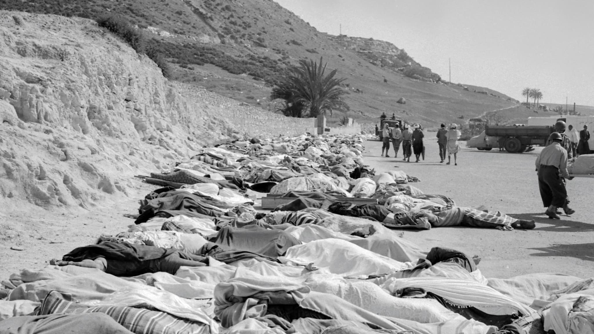 Des victimes sont alignées le long d'une route, le 2 mars 1960 à Agadir, après le violent séisme qui a ravagé la ville le 29 février.