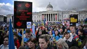 Des manifestants en soutien à l'Ukraine à Trafalgar Square, à Londres, au Royaume-Uni, deux ans après le début de la guerre contre la Russie, le 24 février 2024
