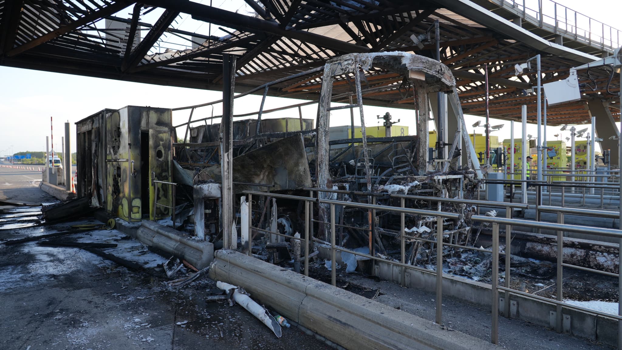 La carcasse du bus en feu au péage de Fresnes après affrontements entre supporteurs parisiens et lyonnais le 25 mai