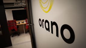 Cette photographie prise le 14 décembre 2022 montre le logo d'Orano à la cellule de crise de l'usine de retraitement Orano la Hague, à La Hague, dans le nord-ouest de la France.