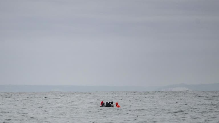 Des migrants à bord d'une embarcation de fortune, au large des côtes françaises, tentent de traverser la Manche pour se rendre en Angleterre en août 2020 