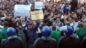 Des Algériens manifestent ce mardi 26 février 2019 à Oran.