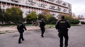 Des gendarmes patrouillent dans la résidence Les Rosiers lors d'une grande opération anti-drogue dans le quartier Sainte Marthe, au nord de Marseille, le 9 décembre 2025.