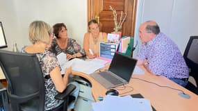 Jean-Marc Duprat, maire de Laragne-Montéglin (Hautes-Alpes) avec les représentantes du CCAS de la ville autour d'une discussion pour anticiper les canicules, en juillet 2023.