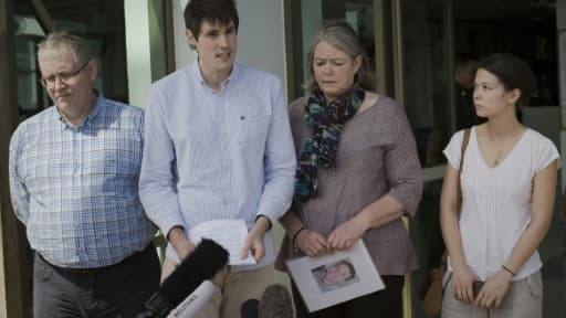 Michael Miller, Ian Miller  et Sue Miller, le père, le frère et la mère de David Miller, à l'issue du procès de deux Birmans accusés du meurtre de leur parent, le 24 décembre 2015 devant le tribunal de Koh Samui