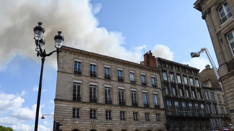 La fumée dans le ciel bordelais