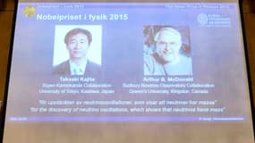 Le portrait des Nobel de physique projeté sur écran, lors de l'annonce des deux lauréats 2015.