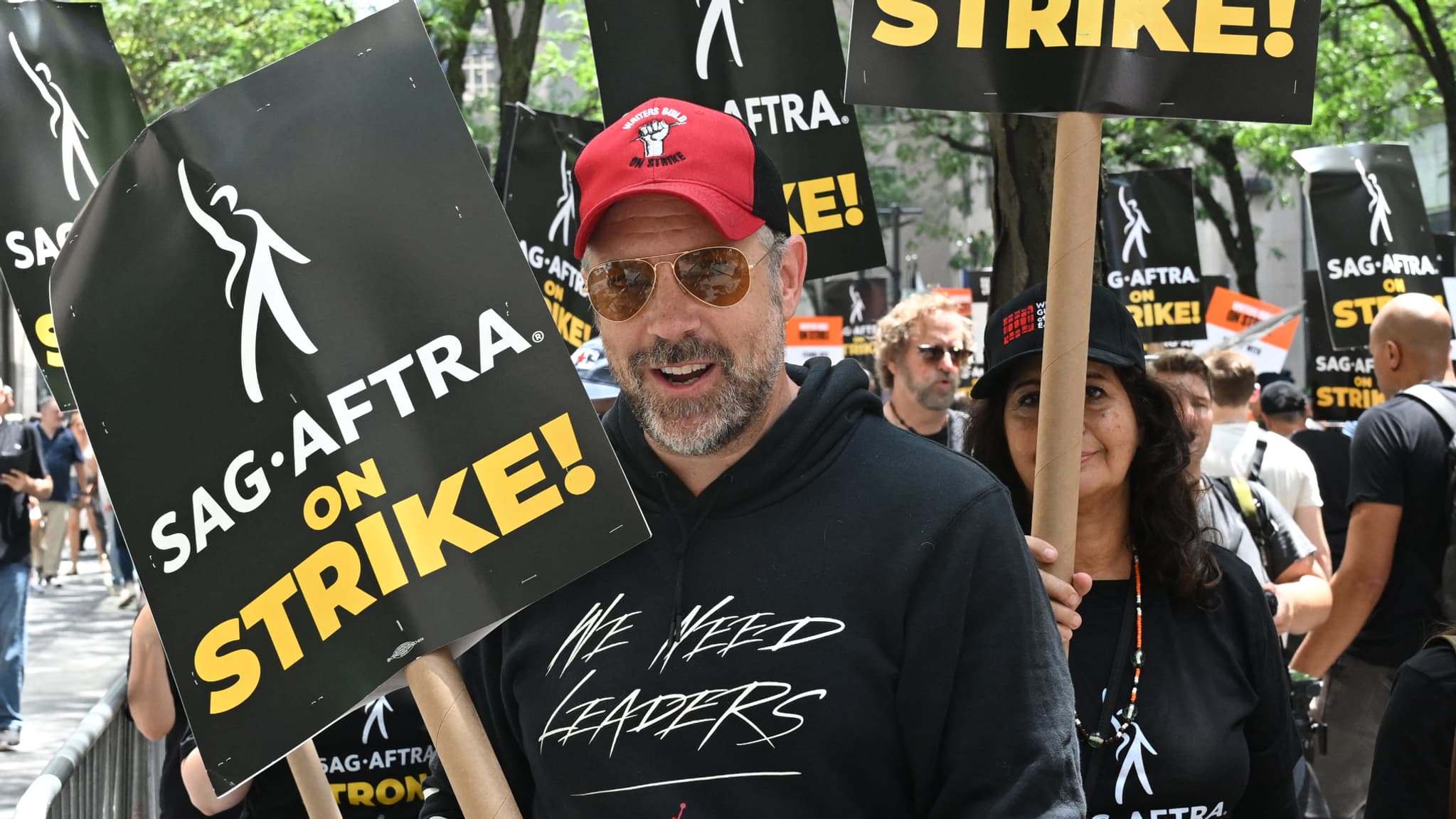 L'acteur Jason Sudeikis rejoint le piquet de grève devant NBC Universal à New York, le 14 juillet 2023.