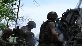 Des artilleurs ukrainiens tirent un obusier M777 en direction des positions russes près d'Avdiivka, dans la région de Donetsk, le 23 juin 2023, dans le cadre de l'invasion russe de l'Ukraine.