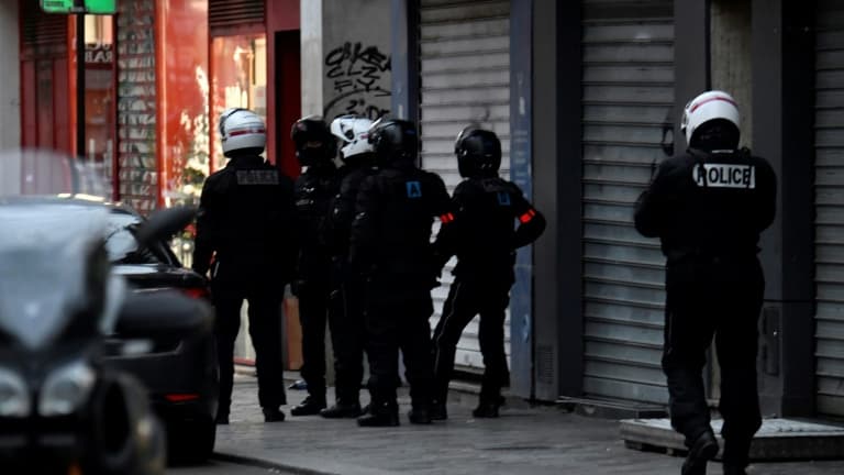 Des policiers dans le 12e arrondissement de Paris, où deux femmes ont été prises en otage par un homme muni d'une arme blanche, le 20 décembre 2021