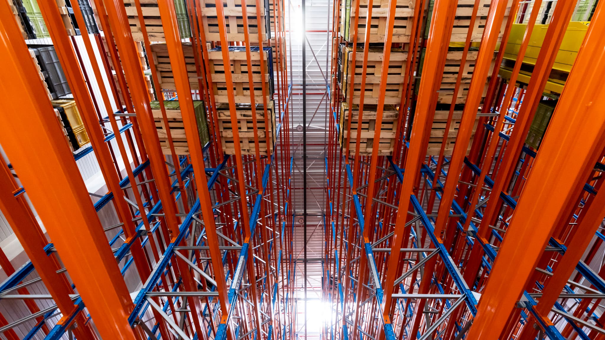 A l'intérieur de ce nouveau magasin de composants de l'usine Stellantis, le Transtockeur, complètement automatisé. A l'intérieur de ce nouveau magasin de composants de l'usine Stellantis, le Transtockeur, complètement automatisé.