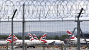 Des avions à l'aéroport de Gatwick près de Londres