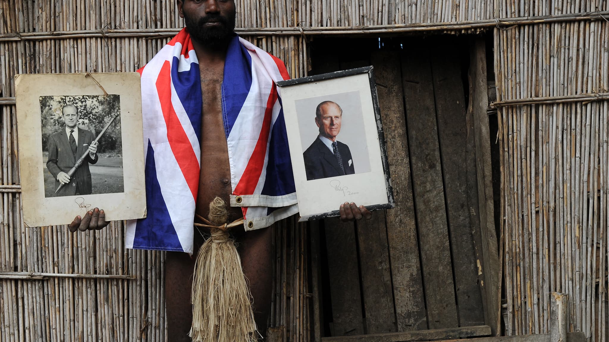 Un habitant du village de Yaohnanen sur l'île de Tanna (Vanuatu) pose avec deux portraits du prince Philip, le 6 août 2010. Un habitant du village de Yaohnanen sur l'île de Tanna (Vanuatu) pose avec deux portraits du prince Philip, le 6 août 2010.