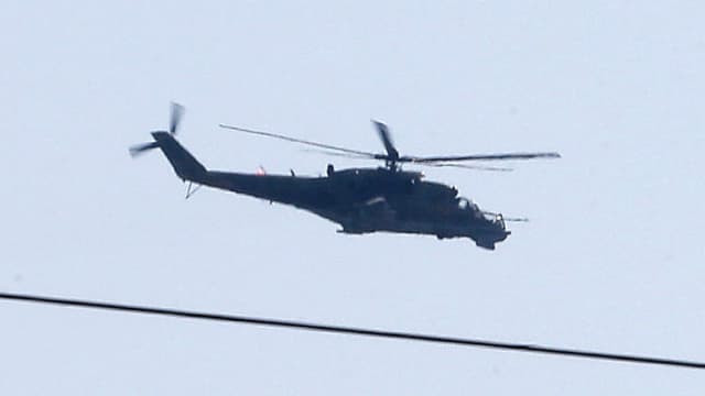 Un hélicoptère MI35 russe au-dessus de l'aéroport de Latakia, en Syrie (photo d'illustration).