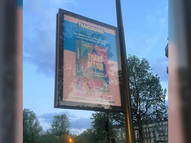 La photo d'une publicité du livre "Transmania" place de la République à Paris, publiée sur X le 16 avril 2024 par Kam Hugh pour dénoncer son caractère transphobe.