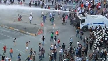 La police turque fait usage de canons à eau pour disperser la foule place Taksim à Istanbul le 22 juin 2013.