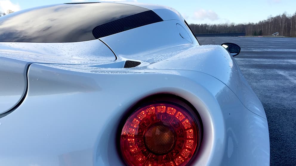 Avouez que sous cet angle, on la confond facilement avec une Ferrari... Avouez que sous cet angle, on la confond facilement avec une Ferrari...