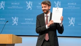 Le ministre de la santé norvégien, Jan Christian Vestre, présente la proposition du gouvernement pour une nouvelle loi sur l’avortementà Oslo, le 23 août 2024