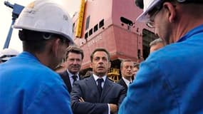 En visite vendredi en Loire-Atlantique, Nicolas Sarkozy a réitéré vendredi le soutien de l'Etat aux chantiers navals de Saint-Nazaire, qui viennent d'enregistrer plusieurs commandes après une période de vaches maigres. /Photo prise le 23 juillet 2010/REUT