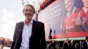 Sir James Ratcliffe devant Old Trafford à Manchseter en mars 2023