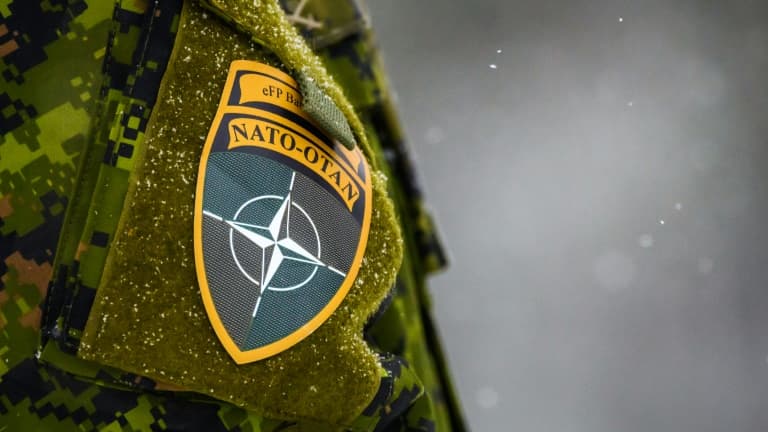 Logo de l'OTAN sur l'uniforme d'un militaire lors des exercices annuels "Winter Shield" sur la base d'Adazi, en Lettonie, le 29 novembre 2021
