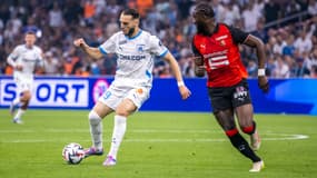 Amine Gouiri face à Lilian Brassier lors de OM-Rennes le 17 mai 2024 à Marseille
