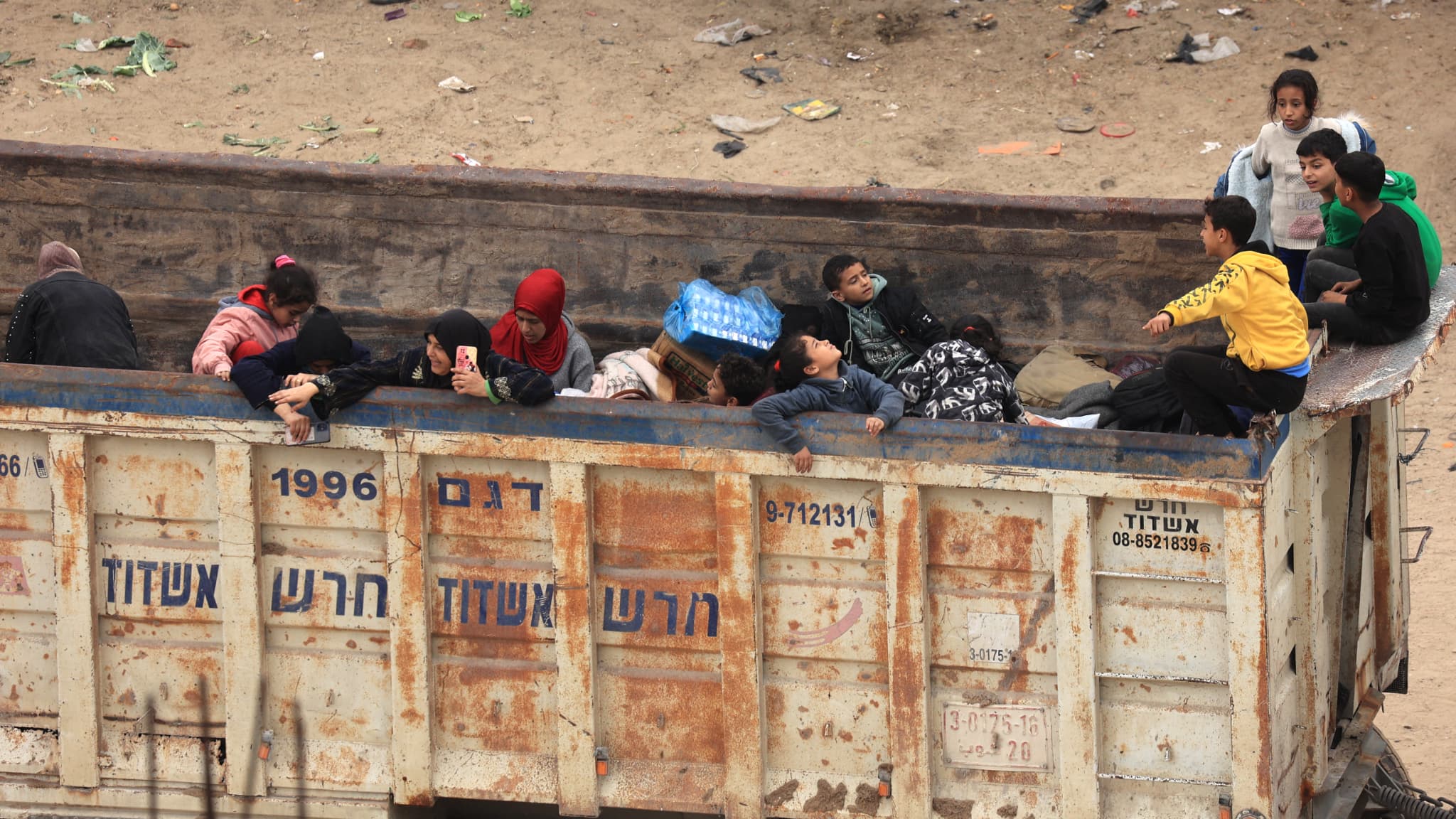Des Palestiniens fuyant Khan Younès arrivent à Rafah près de la frontière de la bande de Gaza avec l'Égypte, le 5 décembre 2023, après que les forces israéliennes ont été aperçues la veille à la périphérie de Khan Younès, qui regorge de civils déplacés.
