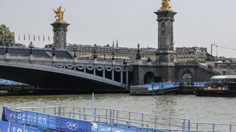 Les installations en vue des épreuves de natation de triathlon des JO-2024, près du pont Alexandre III à Paris le 30 juillet 2024