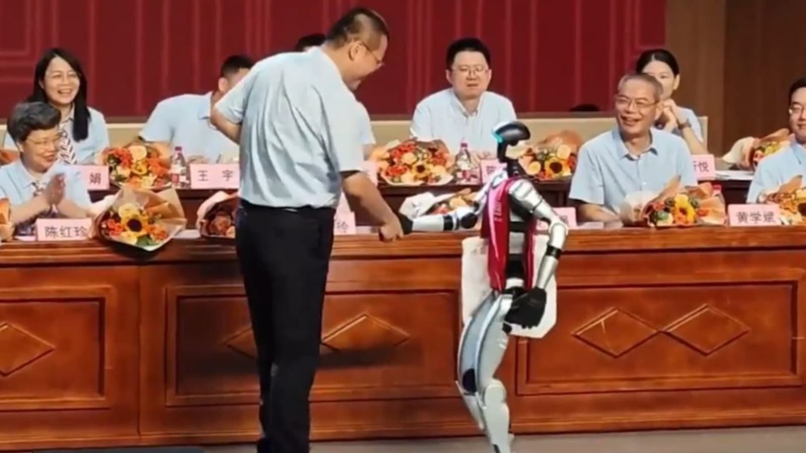 Le robot humanoïde Shuang Shuang. Le robot humanoïde Shuang Shuang.