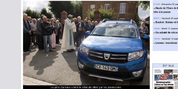 Le père Zacharie bénit la nouvelle voiture de la paroisse, une Dacia Sandero bleue. Le père Zacharie bénit la nouvelle voiture de la paroisse, une Dacia Sandero bleue.