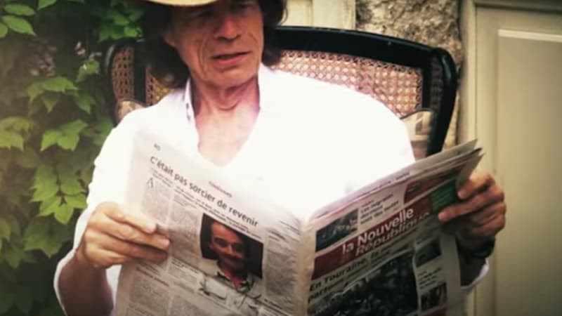 Mick Jagger dans son jardin en train de lire la presse quotidienne régionale.