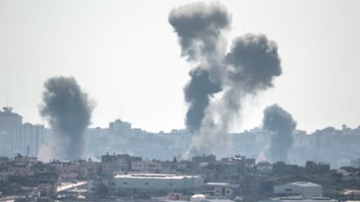De la fumée s'échappe du ciel de Gaza après un raid israélien. Photo prise depuis la frontière israélienne ce mardi 8 juillet.