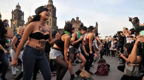 Une manifestation contre les violences sexuelles à Mexico en novembre 2019 durant laquelle les protagonistes ont repris une chanson chilienne devenue virale, "Le Violeur, c'est toi" (photo d'illustration)
