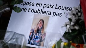 Une photographie de Louise accompagnée de bouquets déposées devant son collège d'Epinay-sur-Orge (Essonne) le 8 février 2025