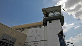 Un officier de police surveille depuis une tour d'observation de la prison de Gilboa, dans le nord d'Israël, le 6 septembre 2021