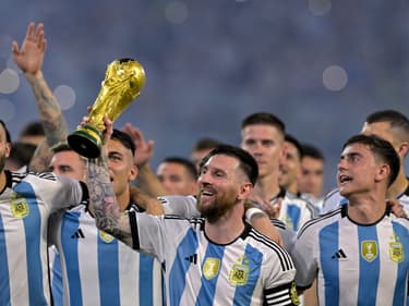 Lionel Messi a présenté la Coupe du monde au public du stade de Santiago del Estero, le 28 mars 2022