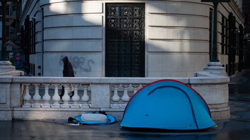 La tente d'un sans-abri installée sur un trottoir devant une succursale de la banque BNP Paribas à Paris, le 9 février 2022 à Paris.