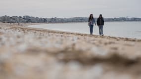 Des promeneurs à La Baule, en Loire-Atlantique, lors de la réouverture de la plage le 13 mai 2020 (photo d'illustration)