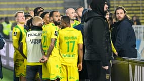 Les joueurs du FC Nantes discutant avec leurs supporteurs après la défaite à domicile contre Strasbourg le 9 mars 2025