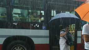 La pluie a transformé les avenues de Pékin en torrent
