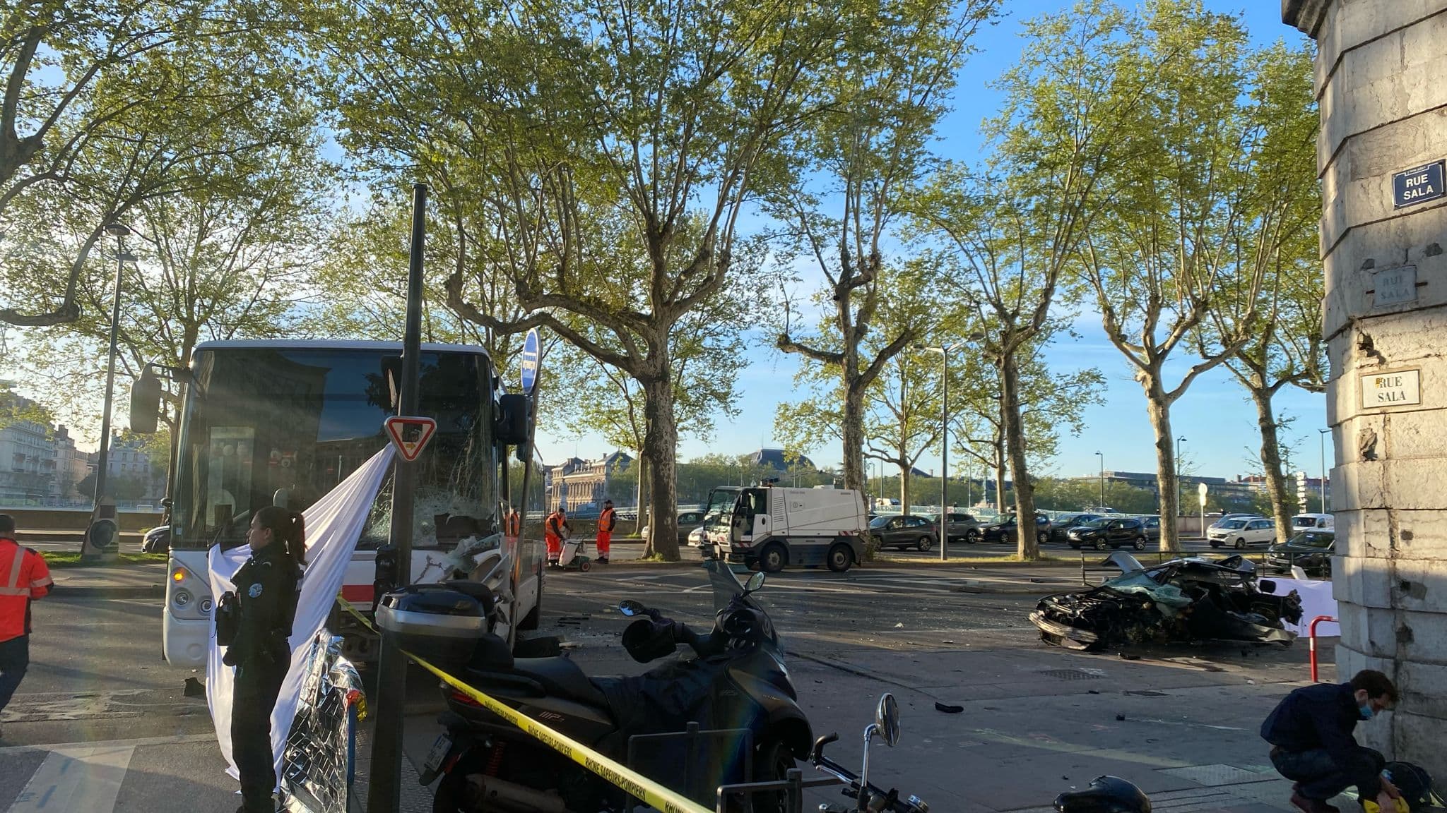 Une collision mortelle entre un bus TCL et une voiture a eu lieu le 12 avril 2024 sur le quai Gailleton à Lyon Une collision mortelle entre un bus TCL et une voiture a eu lieu le 12 avril 2024 sur le quai Gailleton à Lyon