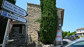 Un panneau indique la direction de la salle des fêtes à Goult, dans le Vaucluse, où deux personnes sont mortes et trois autres gravement blessées après des tirs lors d'un mariage, le 22 juin 2025 