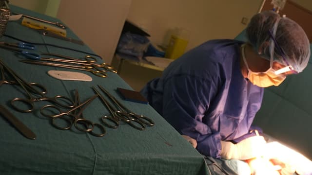 Une opération en chirurgie ambulatoire à l'Institut Curie à Paris en novembre 2014