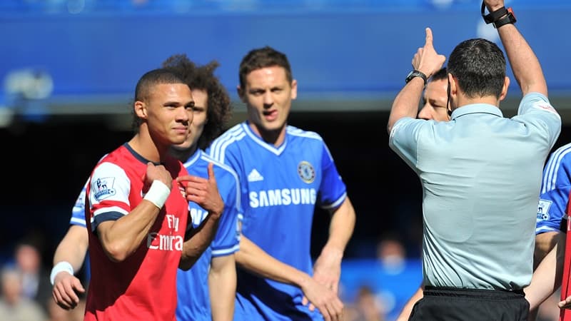EN IMAGES : l'arbitre de Chelsea-Arsenal confond Oxlade-Chamberlain et Gibbs  !