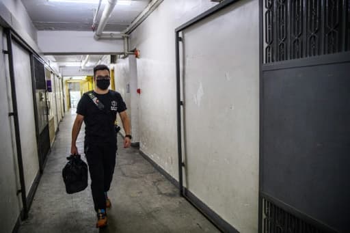 Photo prise le 25 mai 2020 montrant Nok, un infirmier de 29 ans, marchant avec son équipement à la veille d'une manifestation pro-démocratie à Hong Kong Photo prise le 25 mai 2020 montrant Nok, un infirmier de 29 ans, marchant avec son équipement à la veille d'une manifestation pro-démocratie à Hong Kong