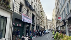 Plusieurs dizaines de sans-papiers et leurs soutiens ont investi des locaux inoccupés dans le 9e arrondissement de Paris, ce lundi, afin de réclamer des droits pour tous, à l'initiative du collectif La Chapelle debout.