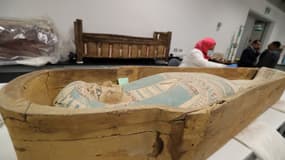Un sarcophage de Toutânkhamon en restauration