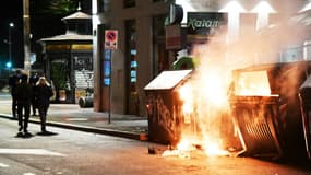 Poubelles incendiées lors d'une manifestation de membres de l'extrême droite protestant contre le couvre-feu, à Rome, le 24 octobre 2020