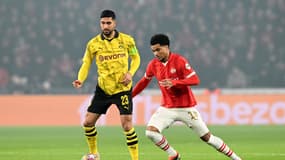 Emre Can au duel avec Malik Tillman lors de PSV Eindhoven-Dortmund (1-1, Ligue des champions), le 20 février 2024