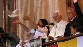 Lors d'un lâcher de colombes depuis le balcon d'un bâtiment officiel à Guanajuato, au Mexique. Le pape Benoît XVI a rencontré samedi des victimes des cartels de la drogue lors de la première journée de sa visite au Mexique, qui a été assombrie par de nouv